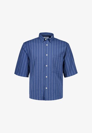 Blauw overhemd met korte mouwen, knoopsluiting en dunne verticale witte strepen, met een enkele borstzak op een witte achtergrond.