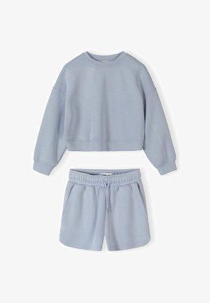 Šviesiai mėlynas kasdienis komplektas su ilgomis rankovėmis, trumpu džemperiu ir šortais su elastine liemene, raišteliu bei šoninėmis kišenėmis.