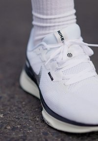 Nike Performance AIR ZOOM STRUCTURE 25 - Pantofi de alergare pe asfalt - white/black/sail/coconut milk/team red/metallic silver
