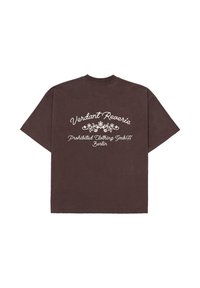 Mørkebrun kortærmet T-shirt med hvid blomsterpræg og teksten "Verdant Reverie, Prohibited Clothing GmbH Berlin" på ryggen.