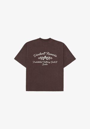 T-shirt à manches courtes marron foncé avec un graphisme floral blanc et le texte "Verdant Reverie, Prohibited Clothing GmbH Berlin" au dos.