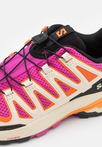 Salomon XA PRO 3D V9 - Běžecké boty do terénu - rose violet/dragon fire/papaya