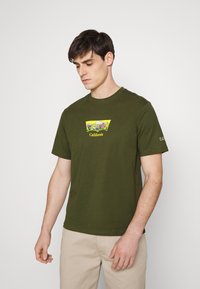 Levi's® SS RELAXED FIT TEE - T-shirt estampada - mossy green