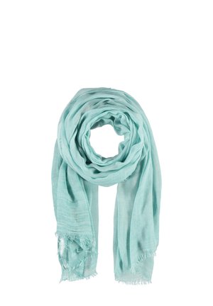 Jasnoniebieski lekki szal z postrzępionymi brzegami, luźno zwinięty i wiszący na białym tle.