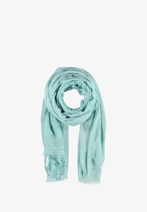 Jasnoniebieski lekki szal z postrzępionymi brzegami, luźno zwinięty i wiszący na białym tle.