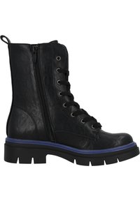 Bota de cuero negro hasta el tobillo con cremallera lateral, cordones en la parte frontal, suela gruesa y una línea de acento azul en la suela. Presenta una superficie texturizada.