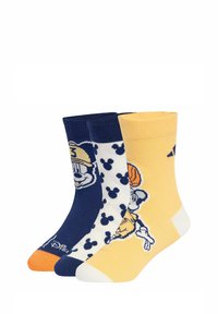 Tri páry ponožiek: tmavomodré s kresleným psom, biele s čiernymi ušami Mickey Mouse a žlté s dizajnom basketbalistu.