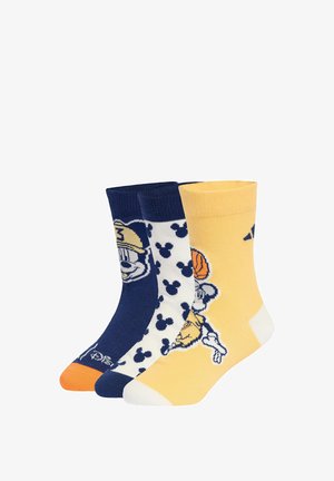 Trzy pary skarpetek: ciemnoniebieskie z rysunkowym psem, białe z czarnymi uszami Myszki Miki oraz żółte z motywem koszykarza.