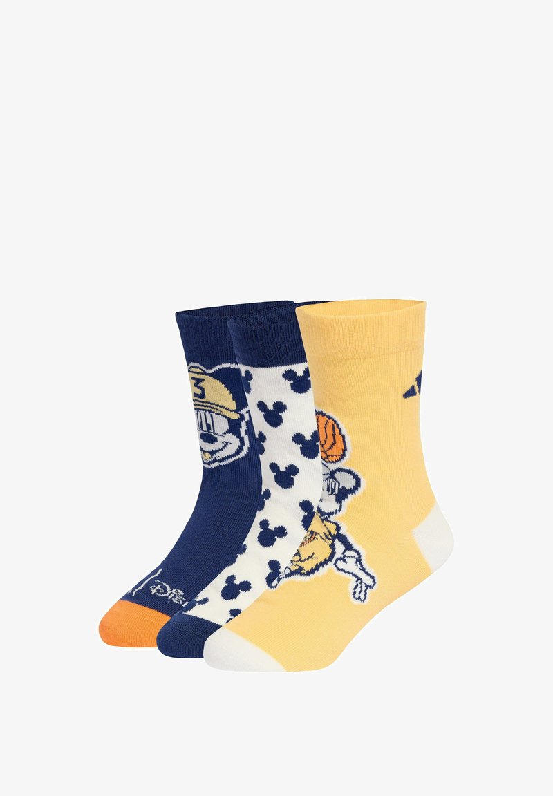 Tri páry ponožiek: tmavomodré s kresleným psom, biele s čiernymi ušami Mickey Mouse a žlté s dizajnom basketbalistu.