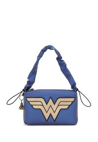 Borsa in ecopelle blu con un emblema dorato di Wonder Woman e design con ali. Presenta una maniglia arricciata e un piccolo dettaglio a forma di charm.