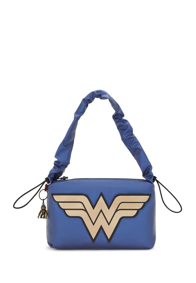 Borsa in ecopelle blu con un emblema dorato di Wonder Woman e design con ali. Presenta una maniglia arricciata e un piccolo dettaglio a forma di charm.