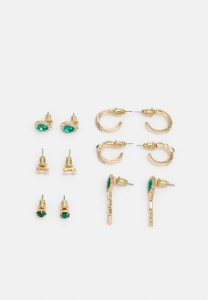 Ensemble de boucles d'oreilles dorées comprenant deux paires de clous d'oreilles avec des pierres vertes, une paire avec des accents transparents, et deux paires de boucles d'oreilles créoles.