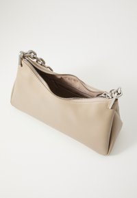 Borsa a mano in pelle beige con chiusura a zip, dettagli in catena argentata e una texture morbida. Presenta una forma rettangolare e un interno aperto.