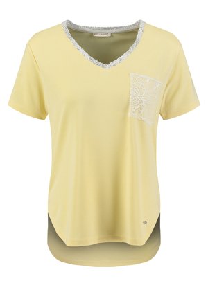 Geel T-shirt met korte mouwen en V-hals met kanten afwerking aan de hals en een kanten zakje op de linkerbovenborst, afgeronde zoom die achter langer is, Key Largo label.