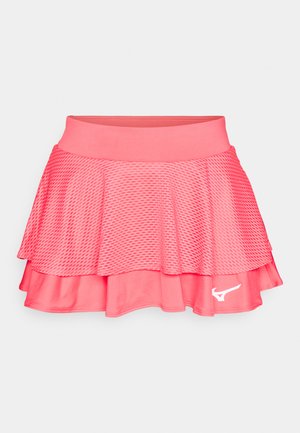 Skort sportiv roz, cu un design stratificat, având o textură din plasă și un strat interior neted. Include un accent cu logo alb.