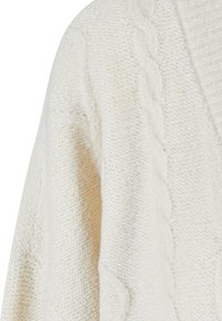 Off-white Strickjacke mit einem Kabelmuster und geripptem Textur am Kragen, mit weiten, lässigen Ärmeln.