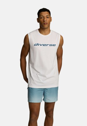 Biała koszulka bez rękawów z napisem "diverse" w niebieskim kolorze, zestawiona z jasnoniebieskimi szortami kąpielowymi w ombre, prezentująca swobodny, casualowy styl.