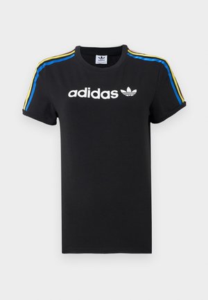 Schwarzes Baumwoll-T-Shirt mit hochgerollten Ärmeln; verfügt über das weiße Adidas-Logo und mehrfarbige Streifen (blau, gelb und rot) entlang der Schultern.