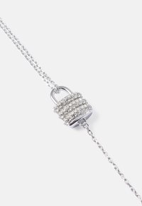 Zilveren ketting met een slot hanger versierd met meerdere rijen heldere rhinestones, die een sprankelende textuur accentueren.