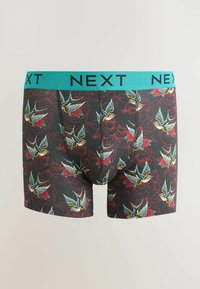 Chiloți boxer negri cu o bandă turcoaz în talie cu inscripția "NEXT", acoperiți de un model cu păsări albastre și galbene și trandafiri conturați în roșu.