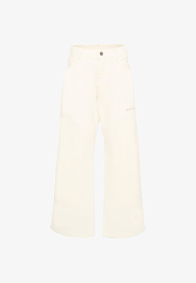 Pantalon ample couleur écrue avec bouton frontal, passants pour ceinture, poches, et détail subtil du logo sur la cuisse droite.