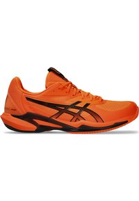 Helle orange Sport Schuhe aus Mesh-Material, mit schwarzen Akzenten, runder Zehenpartie und einer strukturierten Sohle für Grip und Stabilität.