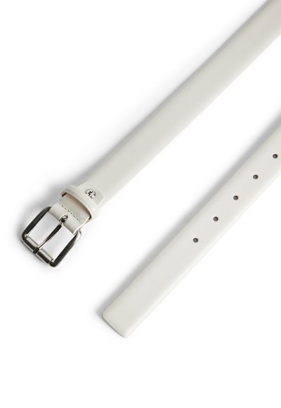Hvid læderbælte med en blank sølvfarvet metalspænde og flere huller til justering. Bæltet har en glat overflade og et rent, minimalistisk design.