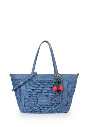 Borsa tote blu intrecciata con due manici, tracolla regolabile, logo dorato "V°73" e ciondolo rosso a forma di ciliegia appeso al manico.