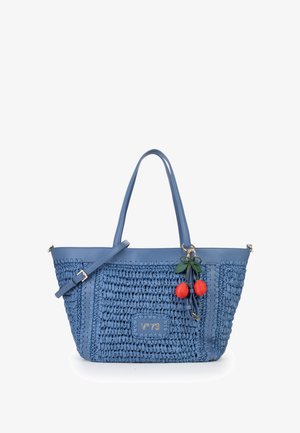 Borsa tote blu intrecciata con due manici, tracolla regolabile, logo dorato "V°73" e ciondolo rosso a forma di ciliegia appeso al manico.