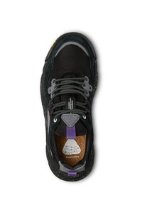 Sneaker multi-material nera con tessuto testurizzato, suola maculata, dettagli viola e soletta in sughero. Presenta un design con doppio passante per i lacci.