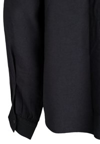 Crna majica dugih rukava s dugmadi na manžetama, glatke teksture i prilagođenog kroja s bočnim prorezima blizu donjeg ruba.