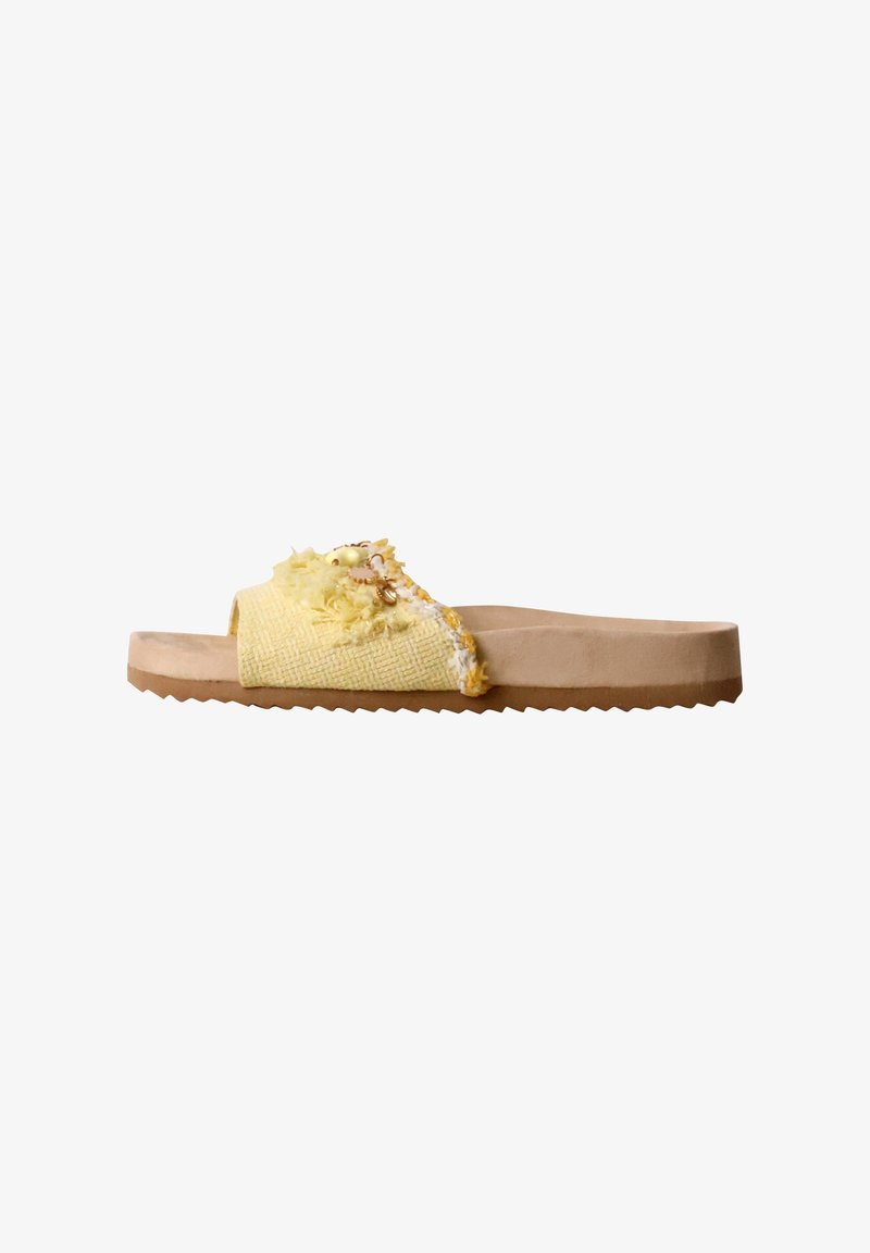 Sandale à enfiler avec semelle beige et bride en tissu jaune ornée de fleurs en tissu et de petites perles décoratives.