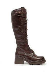 Botte haute en cuir marron foncé avec lacets sur le devant, sangle à boucle latérale et talon bas épais, vue de côté sur fond blanc.