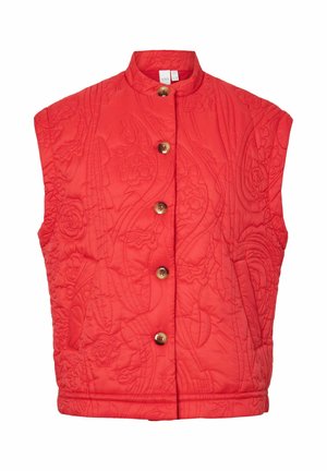Rød quiltet ærmeløs vest med blomsterbroderi, stående krave og fem træknapper ned foran.