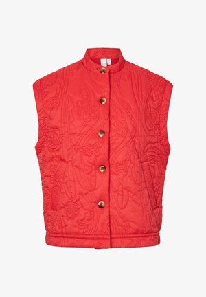 Rød quiltet ærmeløs vest med blomsterbroderi, stående krave og fem træknapper ned foran.