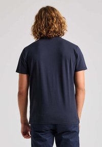 T-shirt bleu marine à manches courtes, en tissu doux, avec un col rond et une texture lisse. Vue de l'arrière.