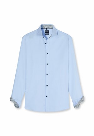 Hellblaues Herrenhemd mit langen Ärmeln, schwarzen Knöpfen und floralem Muster am inneren Kragen und den Manschetten.