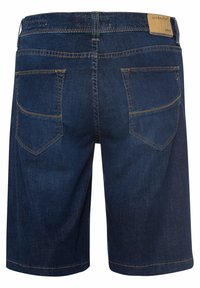 Tummansiniset farkkushortit suoran leikkauksen omaavana, joissa on kaksi takataskua ja merkkitunnuksella varustettu vaaleanruskea nahkapatchi vyötäröllä.