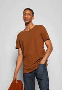 Selected Homme SLHMORGAN SS O-NECK TEE W NOOS - Basic póló - toffee