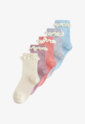 Viis paari soonikkoes sokke pastelltoonides: kreem, lavendel, korall, hall ja sinine; igaühel pitsilise volangiga serva detail.
