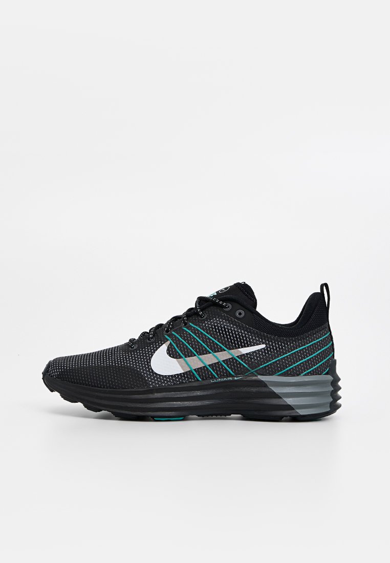 Zapatillas deportivas negras con parte superior de malla, acentos plateados y rayas turquesas. Cuenta con una suela gruesa y texturizada para amortiguación y soporte.
