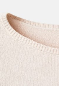 Maglione lavorato a maglia di un delicato rosa pallido con scollatura rotonda a coste e una texture liscia, caratterizzato da un sottile motivo verticale.