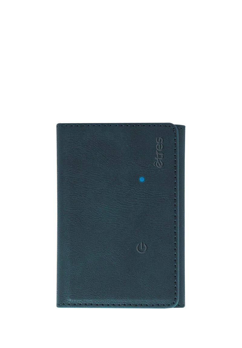 Donkerblauwe leren portemonnee met een gestructureerde afwerking, afgeronde hoeken en een kleine blauwe stip en een stroomsymbool in reliëf op de voorkant.