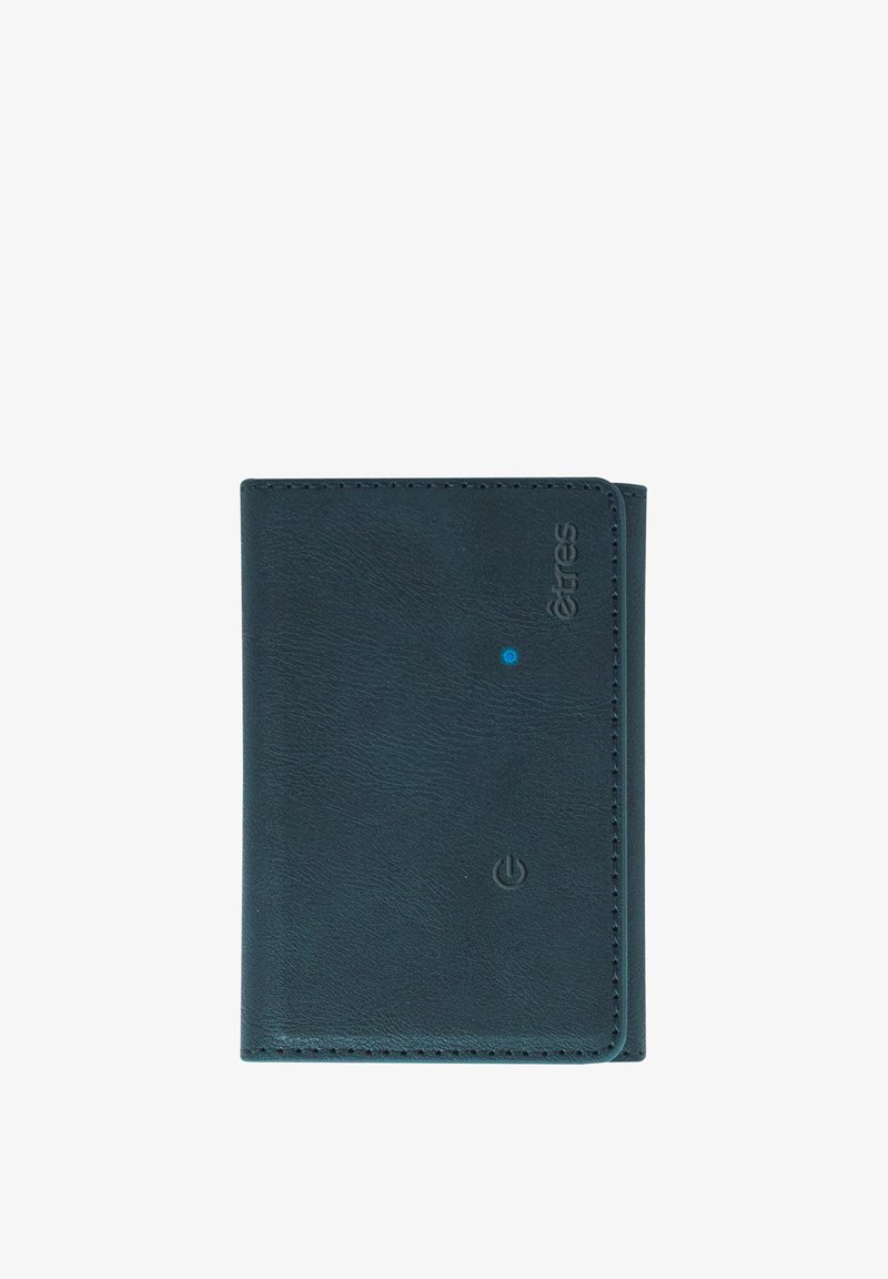 Donkerblauwe leren portemonnee met een gestructureerde afwerking, afgeronde hoeken en een kleine blauwe stip en een stroomsymbool in reliëf op de voorkant.