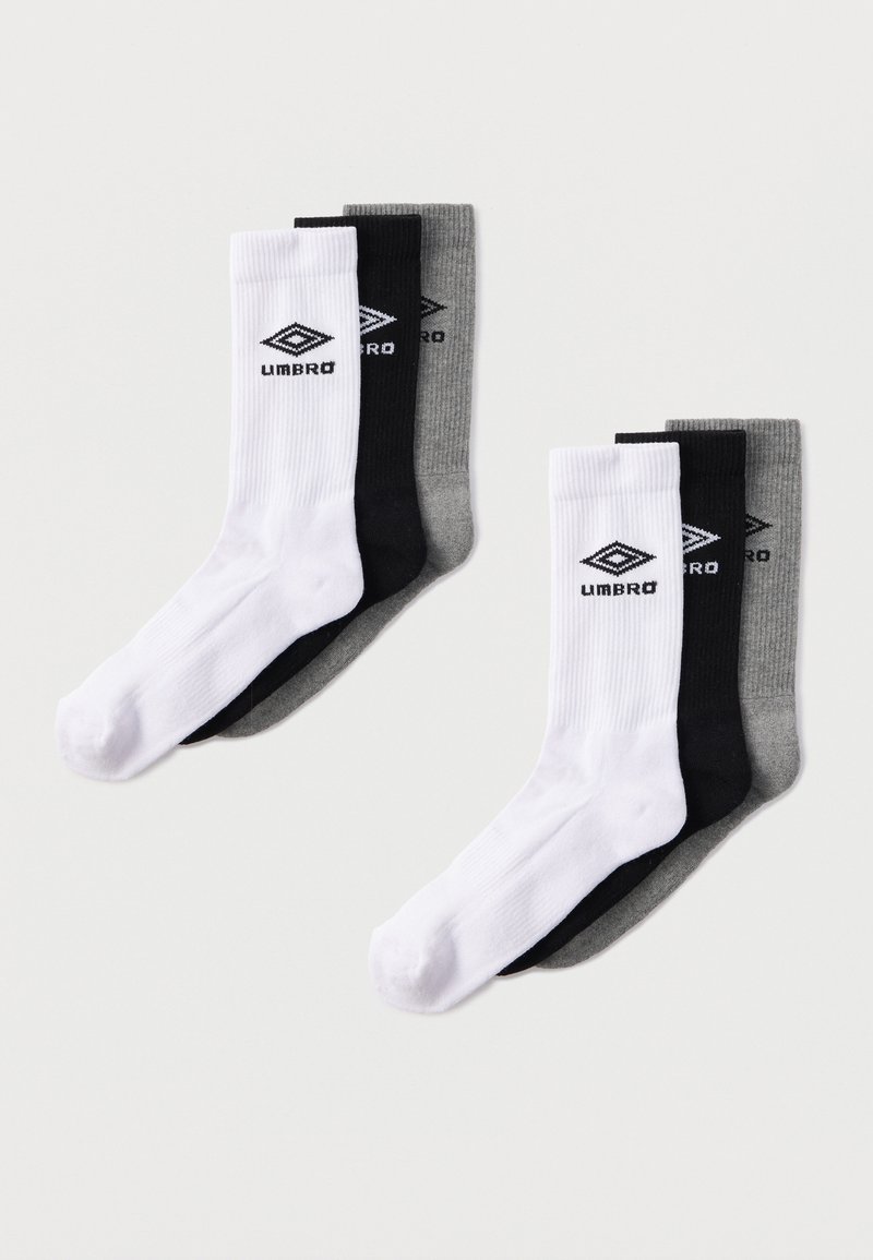 Cztery pary skarpet w kolorach białym, czarnym i szarym. Materiał to prążkowana bawełniana mieszanka. Każda para posiada logo Umbro w kolorze czarnym.