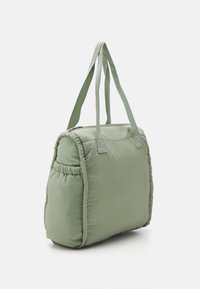 Borsa tote imbottita in tessuto verde chiaro con due morbidi manici a spalla e chiusura con zip, caratterizzata da una forma arrotondata e dettagli gathered.