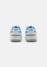 Nike Sportswear GAMMA FORCE - Tenisice - white/university blue/light smoke grey/summit white