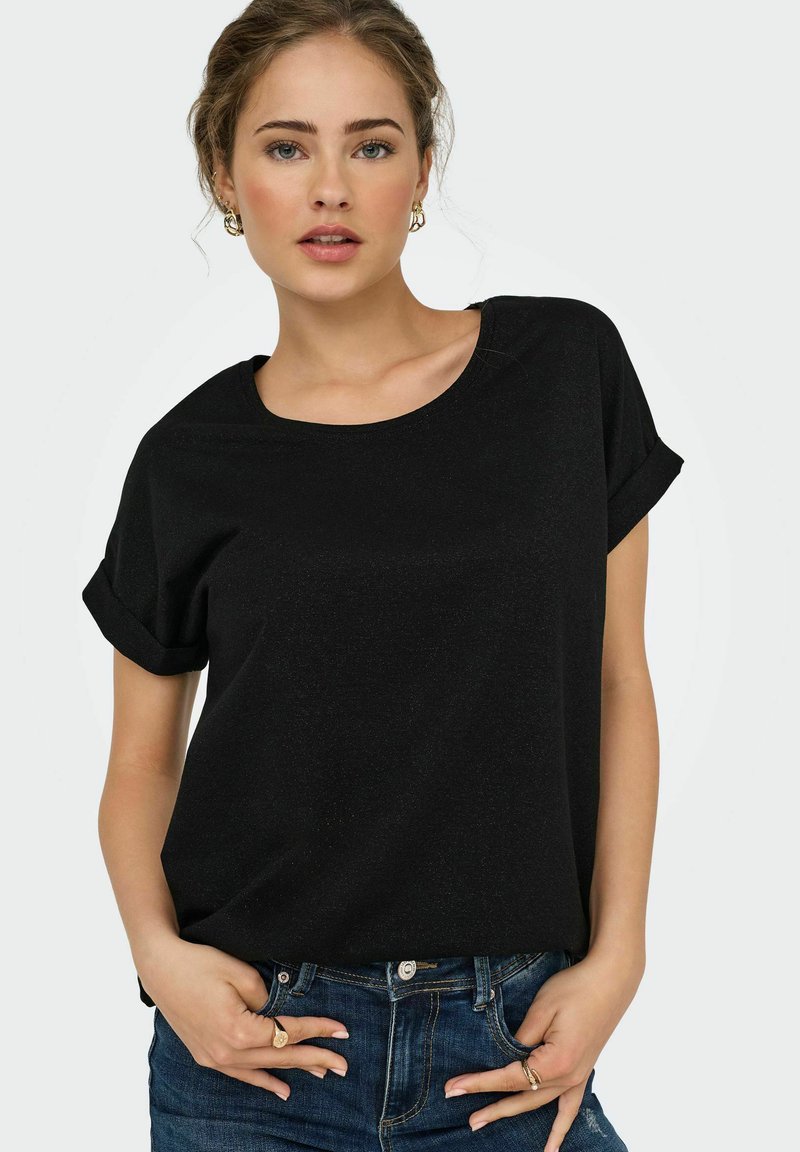 Sort T-shirt med korte ærmer og rund halsudskæring, lavet af et glat, let tekstureret stof.