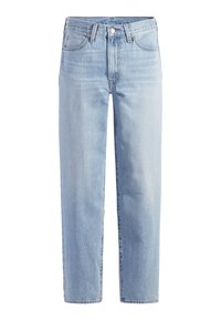 Ljusblå raka jeans med fem fickor, bälteshål och knappstängning, uppvisade mot en vit bakgrund.