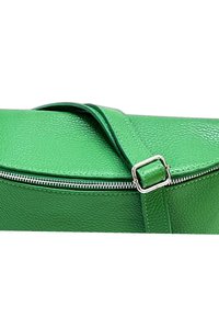Groene leren handtas met een gestructureerde afwerking, voorzien van een rits sluiting, een verstelbare schouderband en metallic gespdetails.